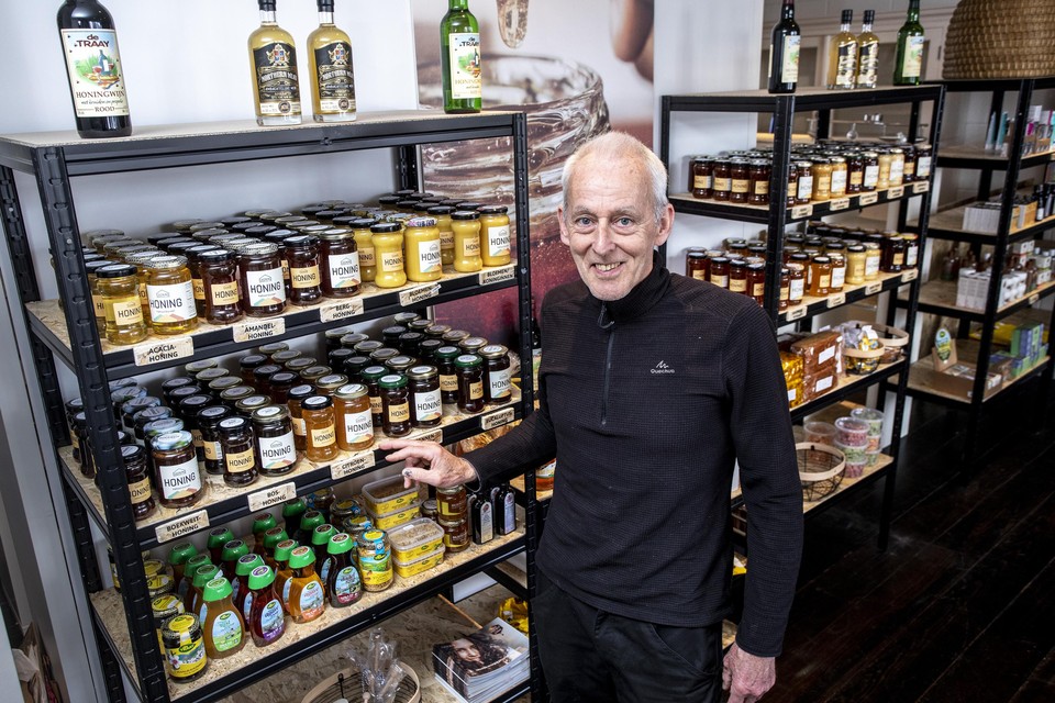 Imker Meinhard van der Reep in zijn winkel Het Honingmagazijn.