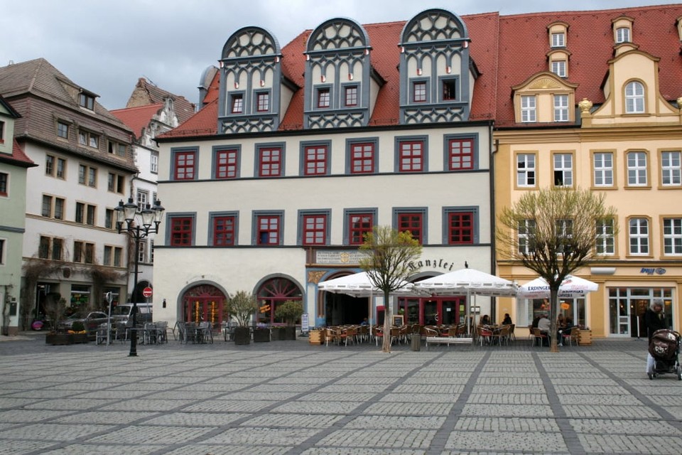 De Markt in Naumburg, omzoomd door prachtig gerestaureerde panden in diverse stijlen. (Foto: Arnoud Cornelissen)