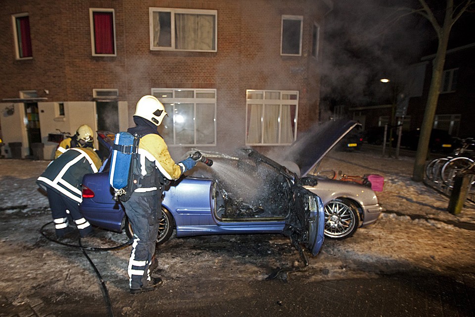 De brandweer is donderdagavond rond vijf voor negen gealarmeerd voor een autobrand in de Byzantiumstraat in Haarlem. Foto Michel van Bergen