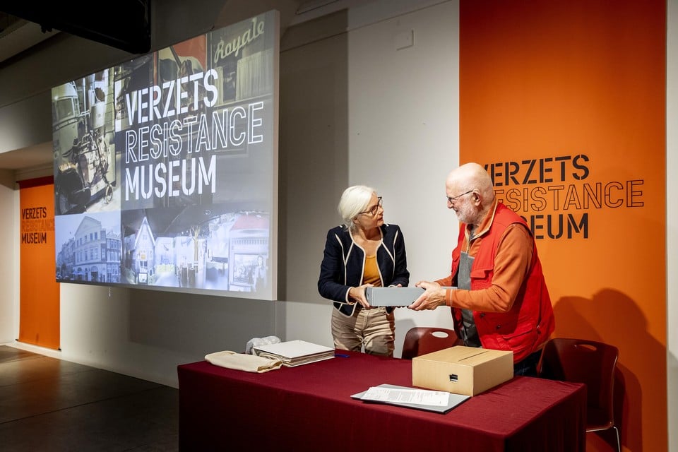 Rob Brandes (r) geeft spullen van zijn moeder aan directeur Liesbeth van der Horst van het Verzetsmuseum Amsterdam.