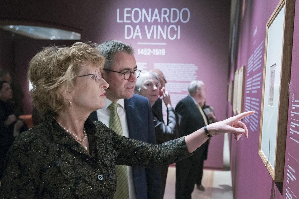 Marjan Scharloo en burgemeester Jos Wienen bij de opening van de Leonardo da Vinci tentoonstelling.