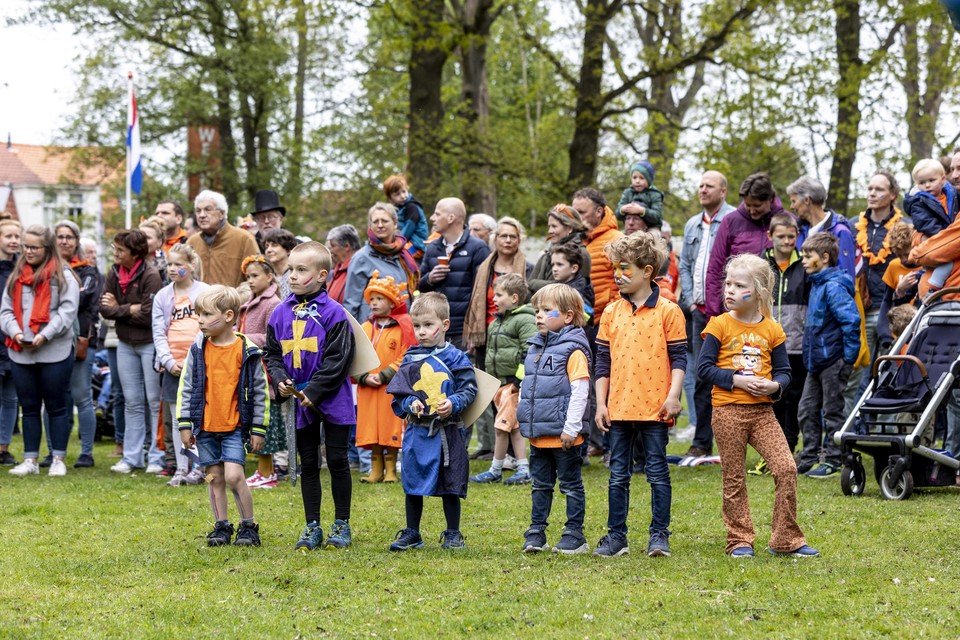 Koningsdag in Santpoort-Noord was echt een oranje verkleedpartijtje.