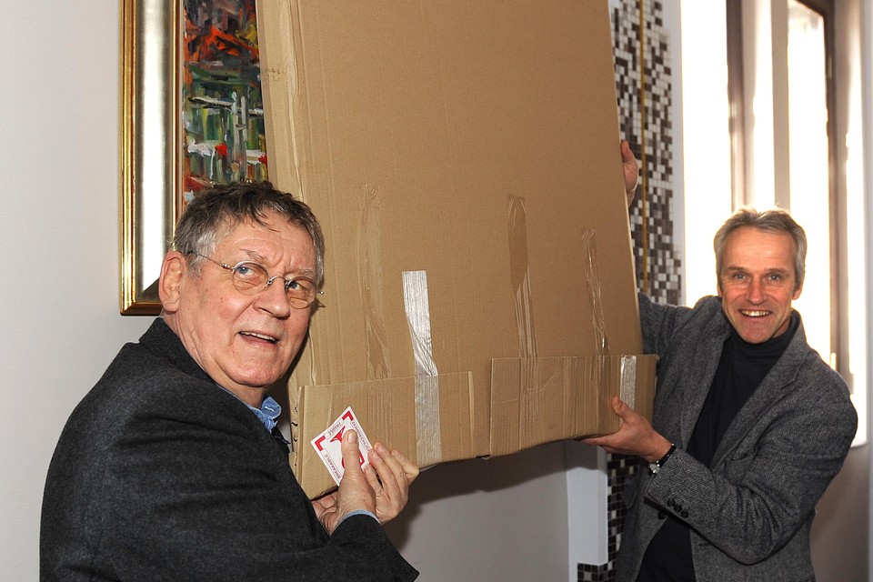 John Lanting en schouwburgdirecteur Jaap Lampe met het schilderij van Lanting.