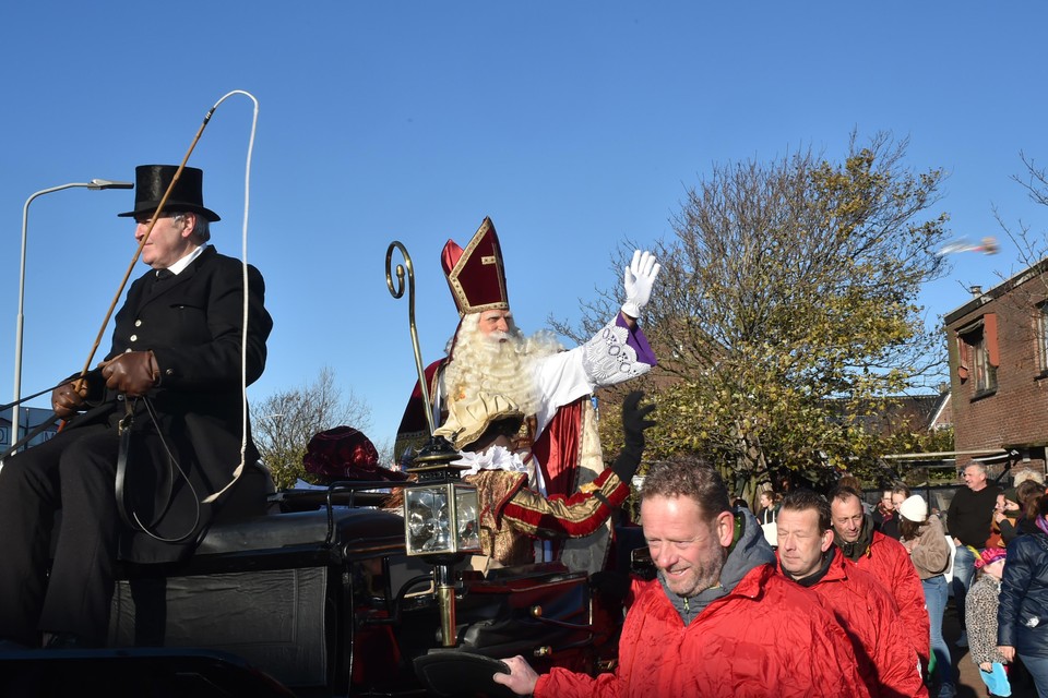 Sinterklaas op de koets door Wijk aan Zee.