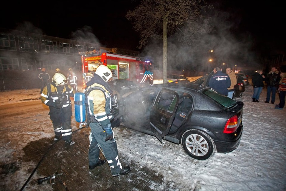 Dit keer stond er een voertuig in de Von Liebigstraat in Haarlem in de brand. Foto Michel van Bergen