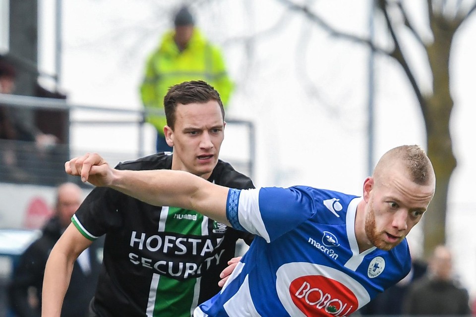 Spakenburger Tom Oostinjen zoekt een afspeelmogelijkheid tegen Scheveningen.