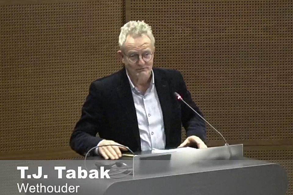Wethouder Teun-Jan Tabak tihdens de raadscommissie van donderdag.
