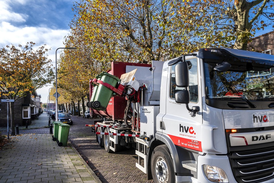 Een elektrische vuilniswagen van HVC haalt groente-, fruit- en tuinafval op in IJmuiden.