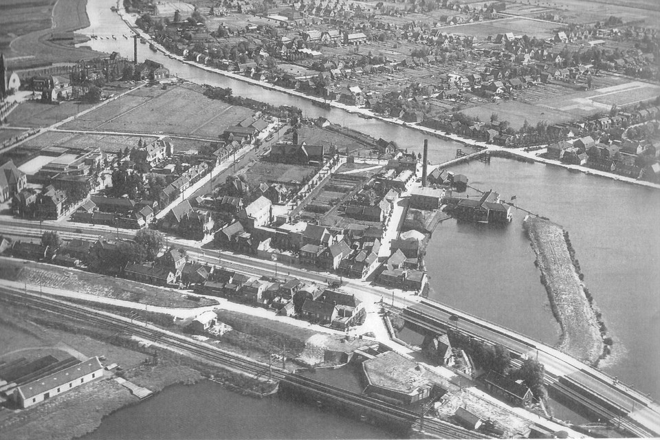 Een luchtfoto van Halfweg en Zwanenburg uit de tijd dat De Hoeke nog niet eens bestond...