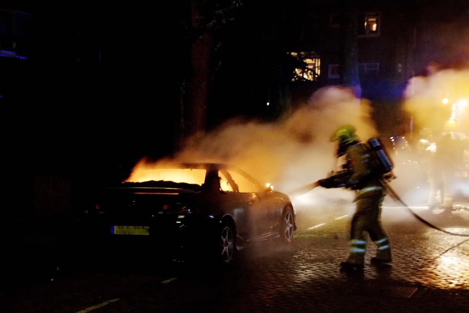 Auto in brand gestoken in de Waalstraat IJmuiden. Foto: Ko van Leeuwen