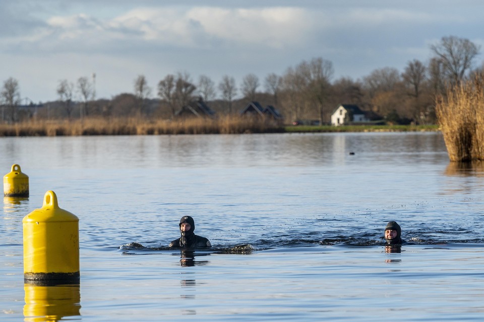 Arne van Ettekoven en Quin Kiel zwemmen voor het goede doel in een ijskoude Molenplas.
