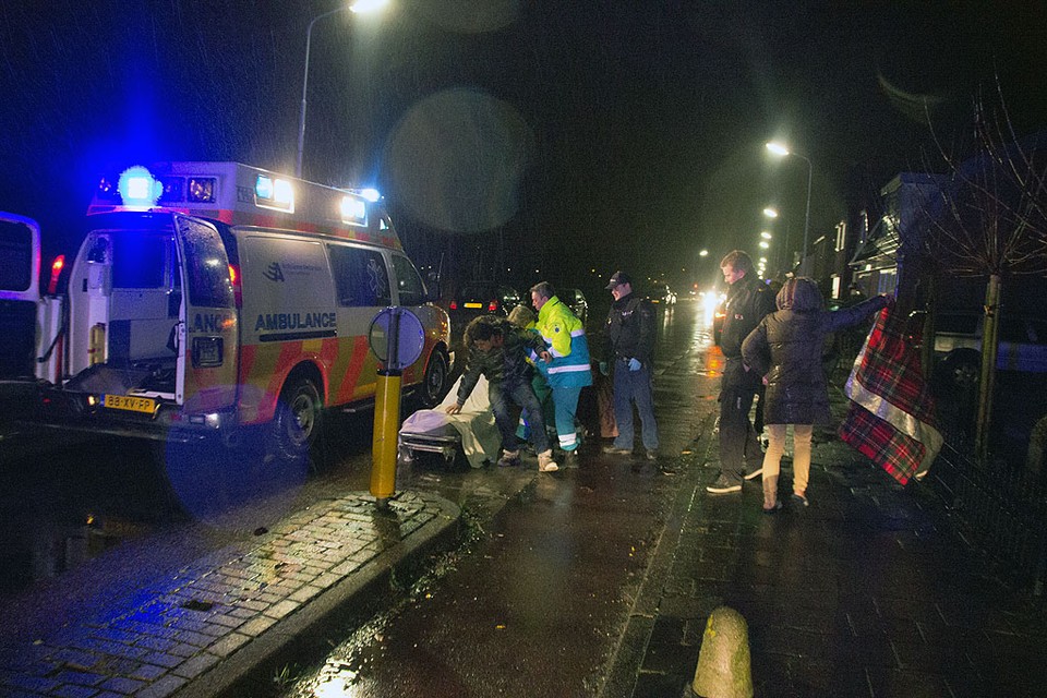 Scooterrijder gewond na aanrijding met wegversmalling. Foto: EvL / Elvin Hendriks