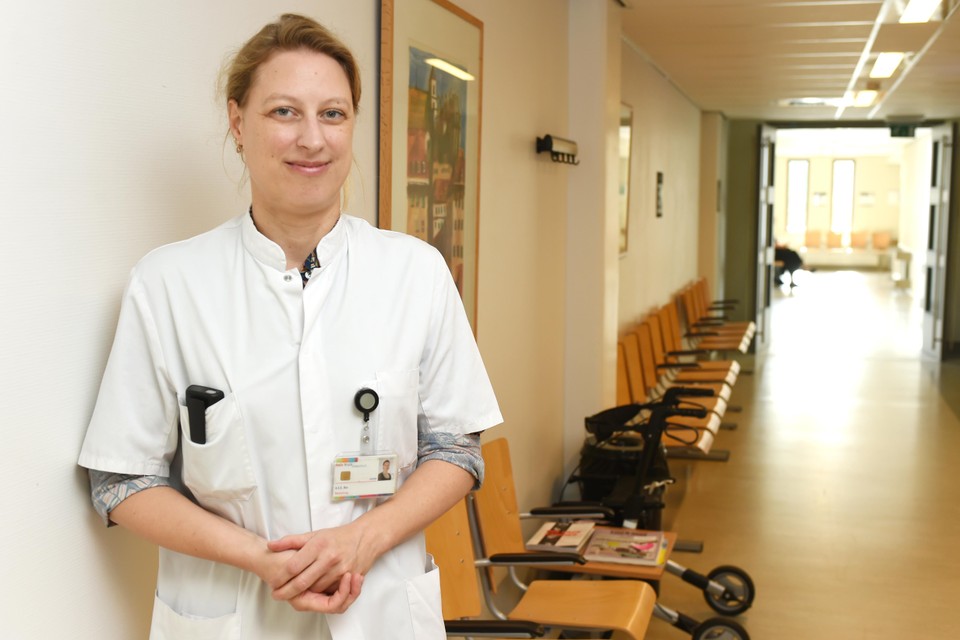 Neuroloog Stijntje Bor krijgt in het Rode Kruis Ziekenhuis geregeld te maken met patiënten die uit onwetendheid relatief laat alarm hebben geslagen als zij kampen met beroerteverschijnselen.