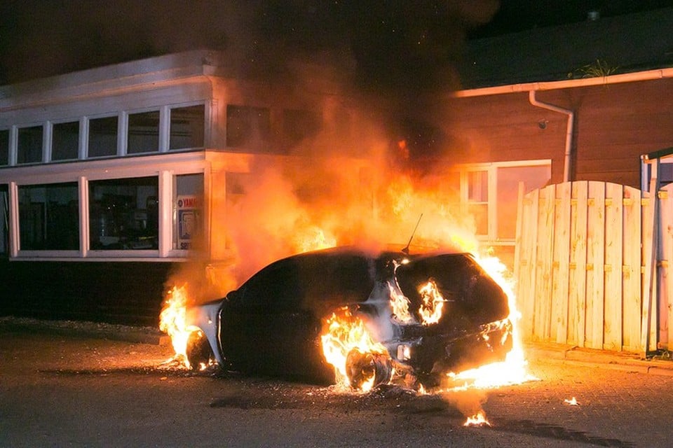 Auto brandt uit bij jachthaven Eemnes. Foto: Caspar Huurdeman