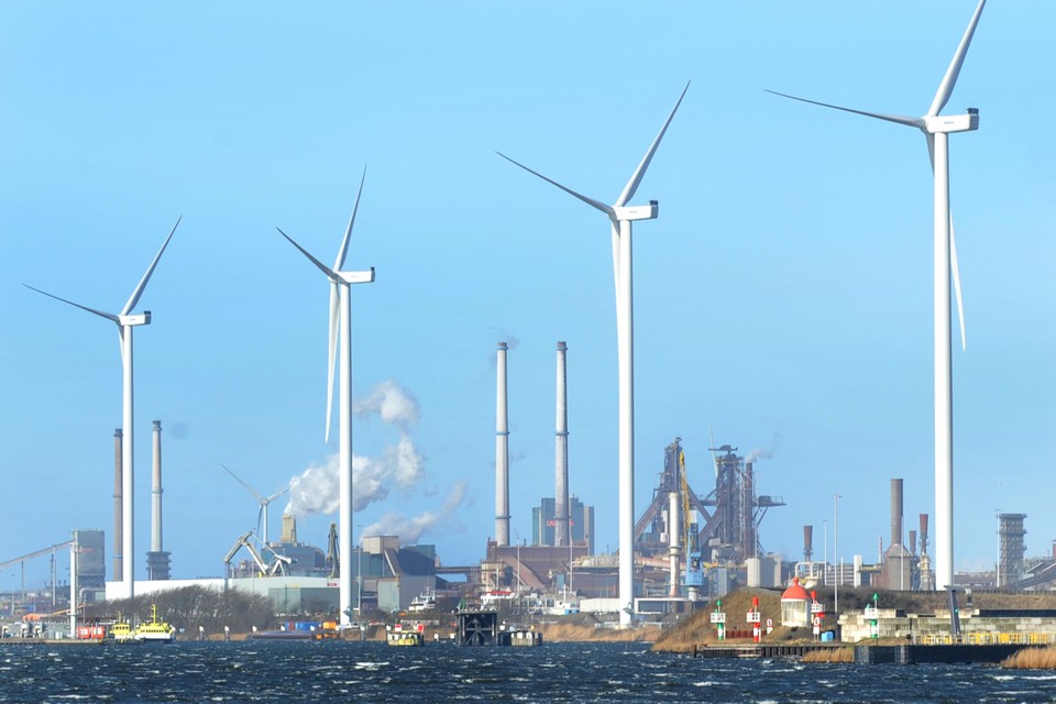 Windpark Spuisluis langs het Noordzeekanaal. De turbines werden vorig jaar geplaatst.
