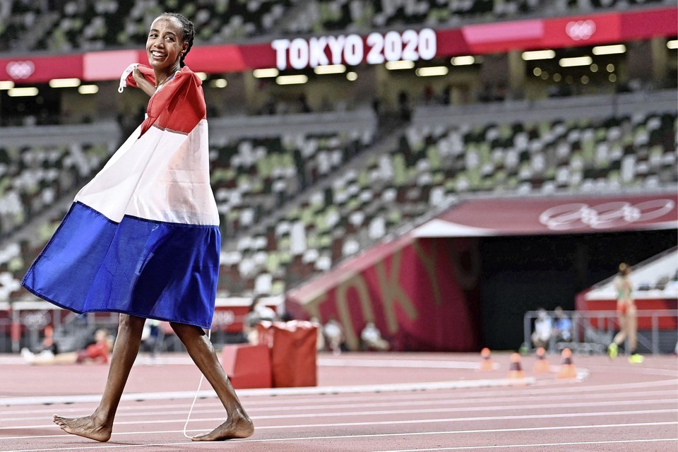 Sifan Hassan met de Nederlandse vlag na het winnen van de finale 10.000 meter.