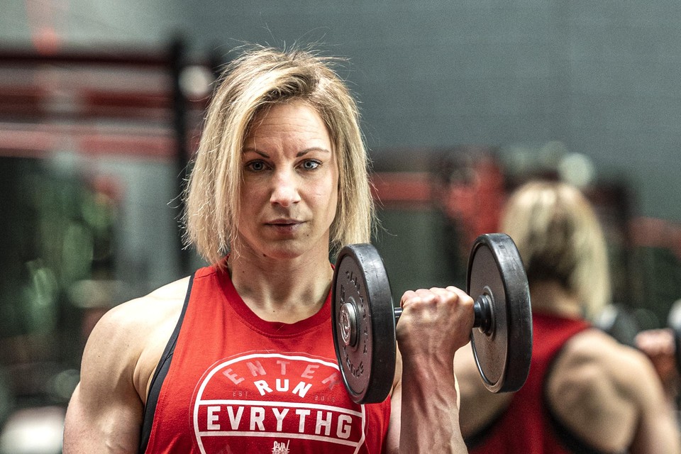 Bodybuilder Jorine Wieringa maakt haar spieren nog ronder in Cardio Fitness Beverwijk.