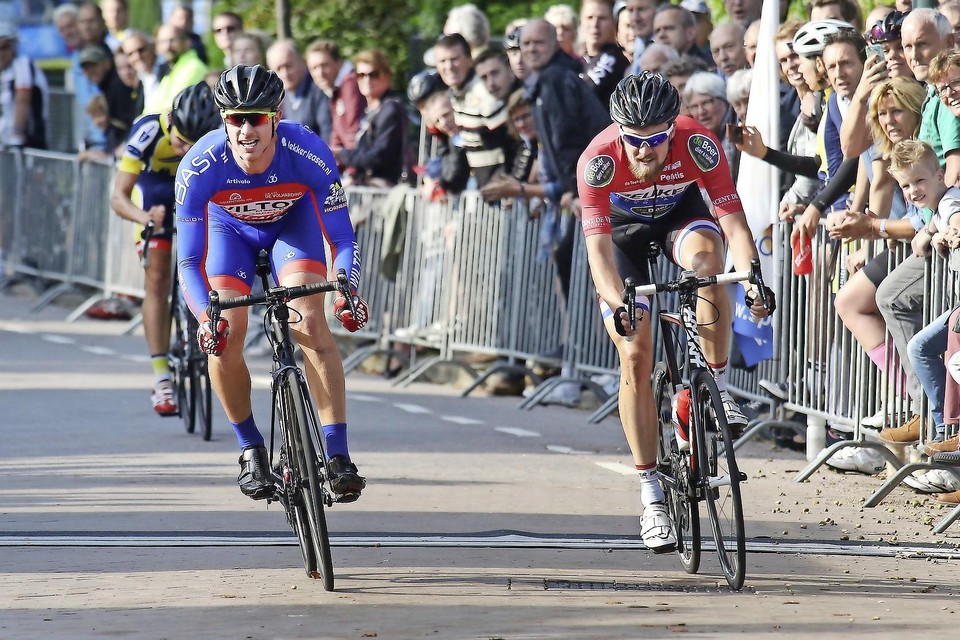 Jasper Verkuijl (links) en Roderik Egberink kwamen vorig jaar bijna zij aan zij over de finish.