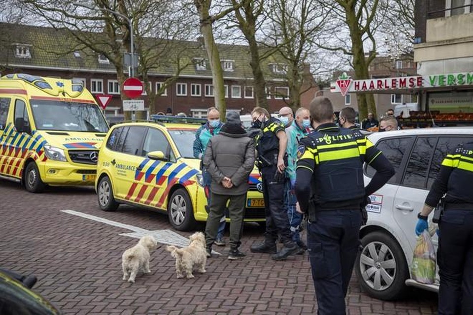 Politie maandagmiddag op Marsmanplein na steekpartij.