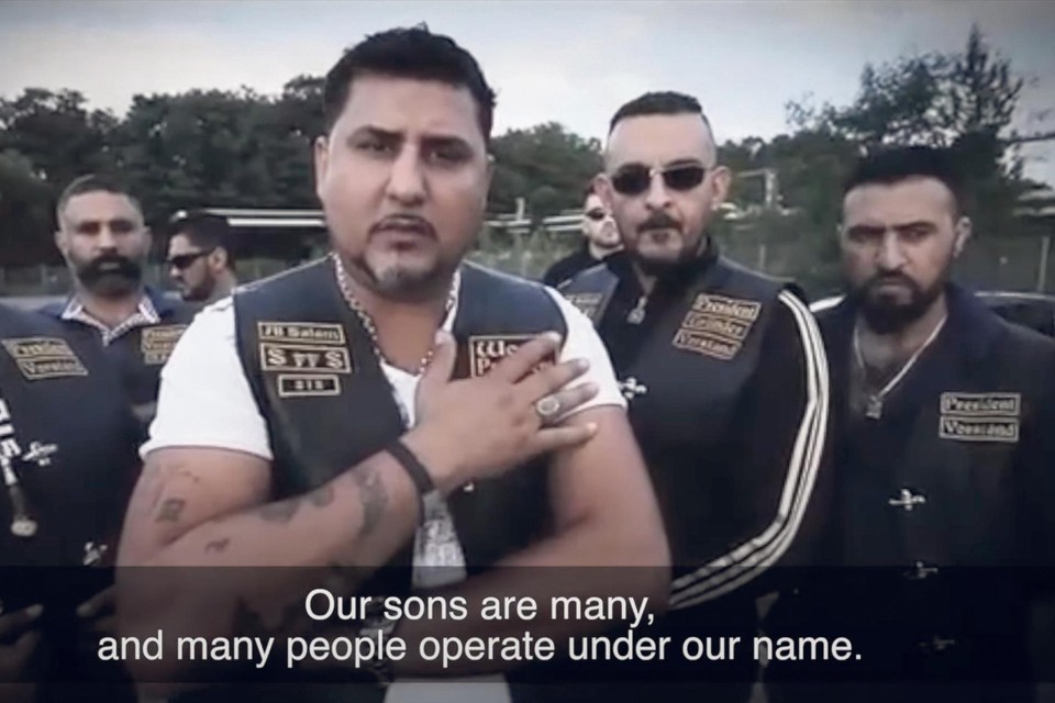 In een videoboodschap op YouTube brengt Al Salam 313 zijn gewelddadige boodschap over.