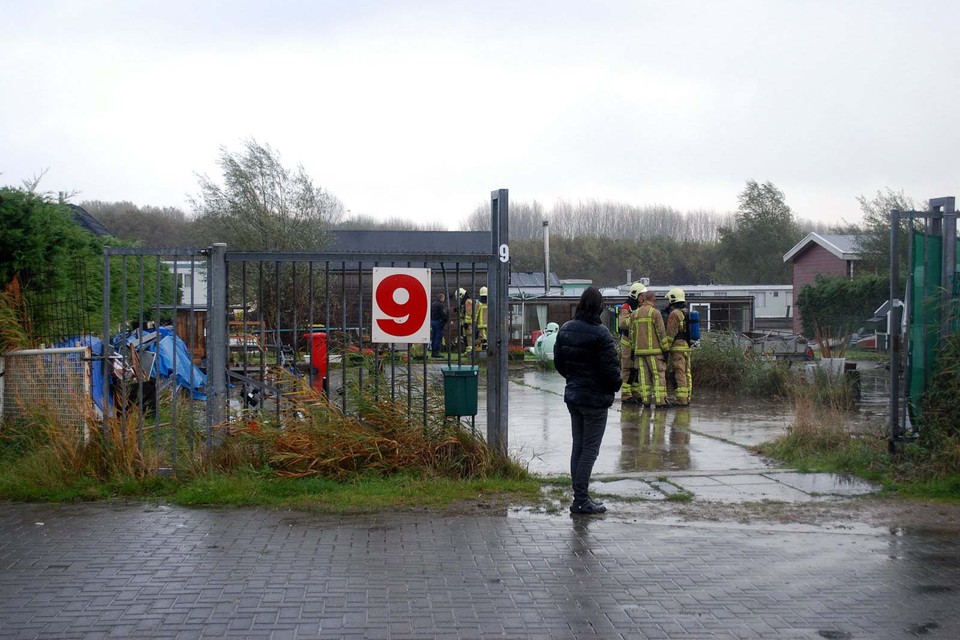Vrouw loopt met koolmonoxidevergiftiging op in woonark in Velserbroek. Foto: Bas Idema