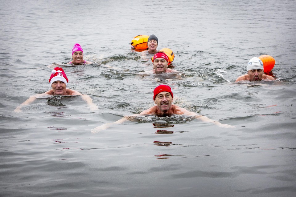 Een groepje zwemmers gaat vrijwillig te water om hun meters te maken in voorbereiding op het ijszwemseizoen.