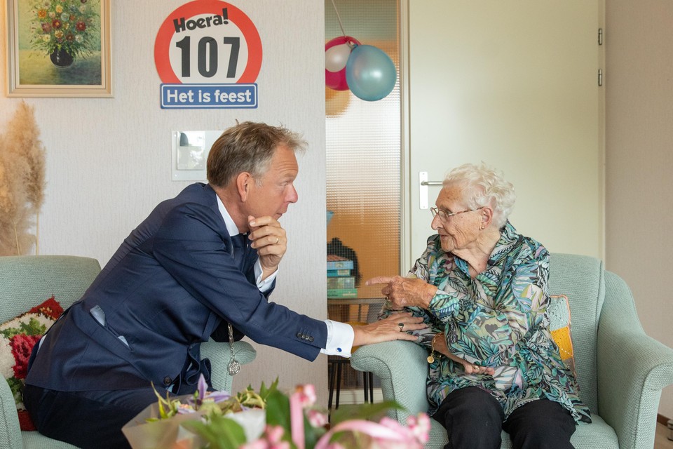 ’Altijd oprecht geïnteresseerd en aimabel’, zoals hier bij de 107e verjaardag van Baarns oudste inwoner Jaan Hartog.
