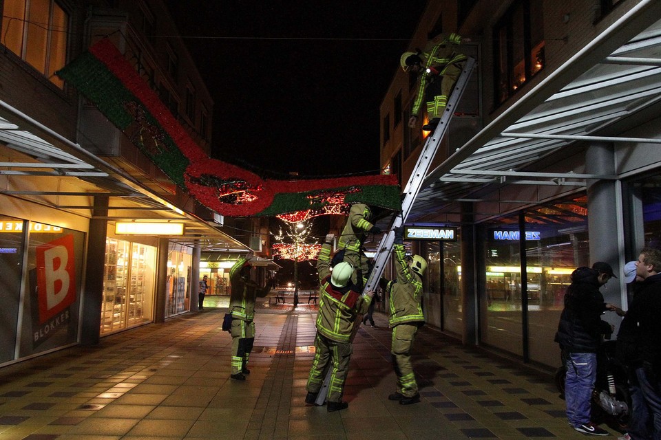 De feestverlichting in het winkelcentrum in Velserbroek wordt weggehaald door de brandweer. Foto: Ko van Leeuwen.