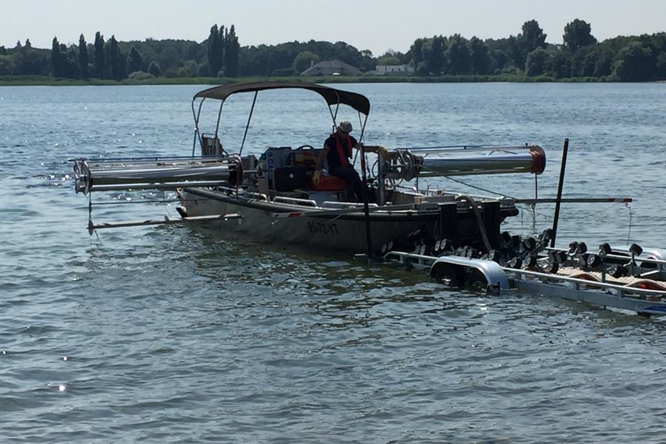 Met een speciale boot wordt een lage concentratie waterstofperoxide in het water gebracht om blauwalg te bestrijden.