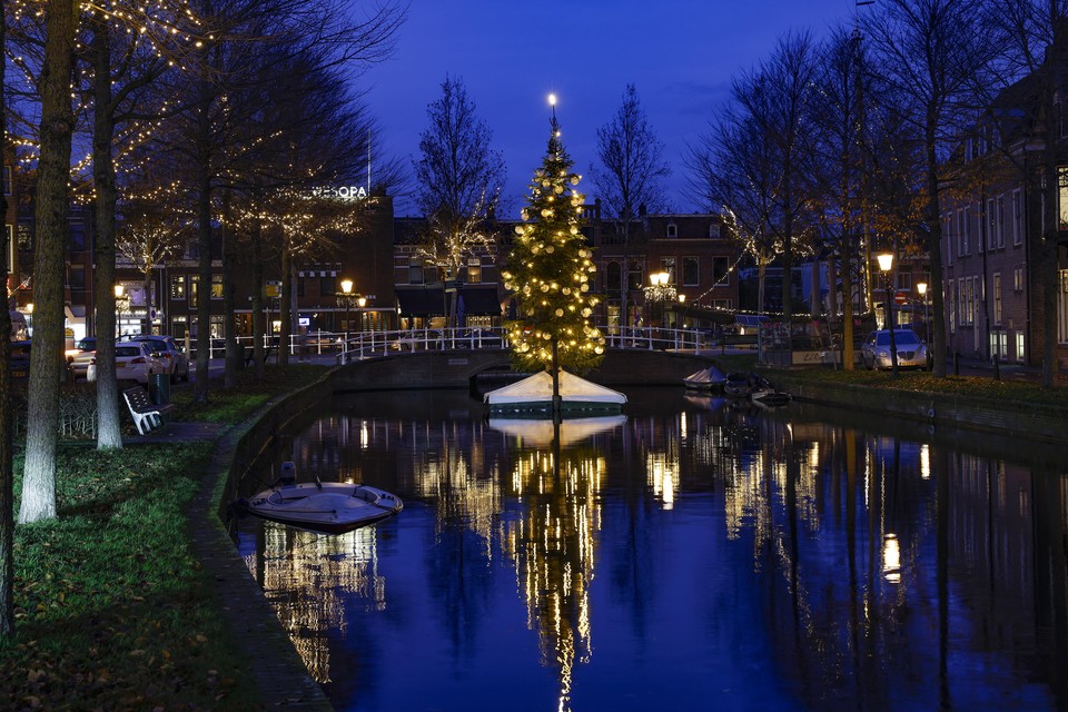 Hij staat er weer, de tradionele kerstboom in de Oude Gracht van Weesp.