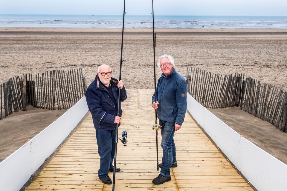 Ton Goossens (links) en Henk Bluijs zijn al 35 jaar betrokken bij de vereniging. Ze zijn klaar voor het jubileumfeest bij strandpaviljoen Havana.