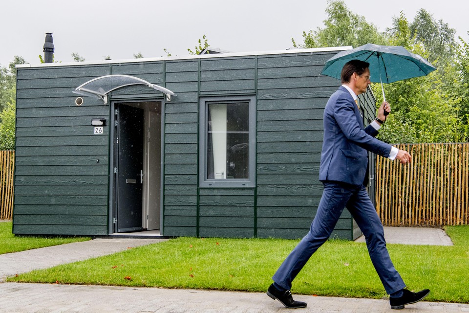 De Rotterdamse oud-wethouder Joost Eerdmans opende in 2017 het Skaeve Huse project. Elf kleine woningen op een rustig terrein. Bedoeld voor mensen die altijd woonoverlast veroorzaken en daardoor niet langer in hun oude woonwijk kunnen blijven.