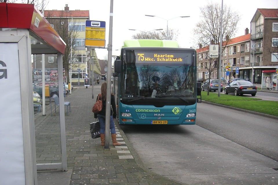 Bus 75, hier in IJmuiden, moet vaker gaan rijden. Foto Fokke Zaagsma