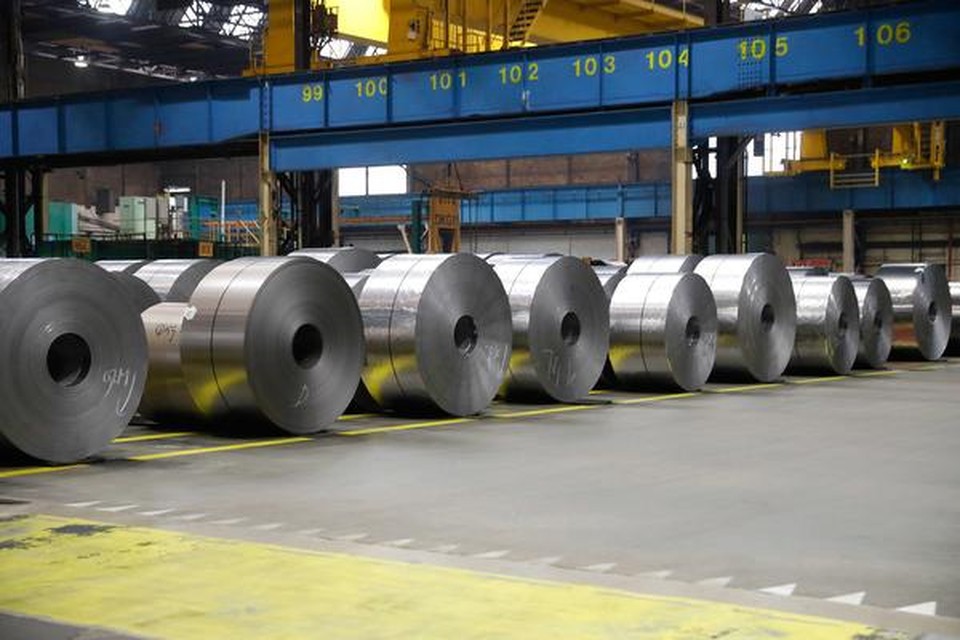 Rollen staal bij Tata Steel wachten op verder transport.