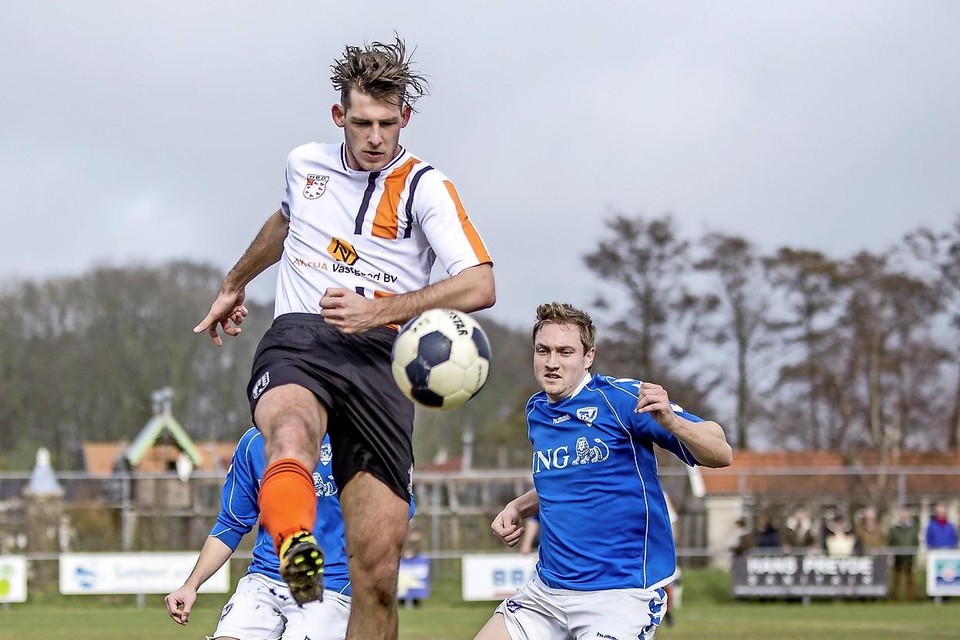 Robin van de Linde (HBC) waagt een doelpoging, terwijl Pieter Kors achter hem staat.