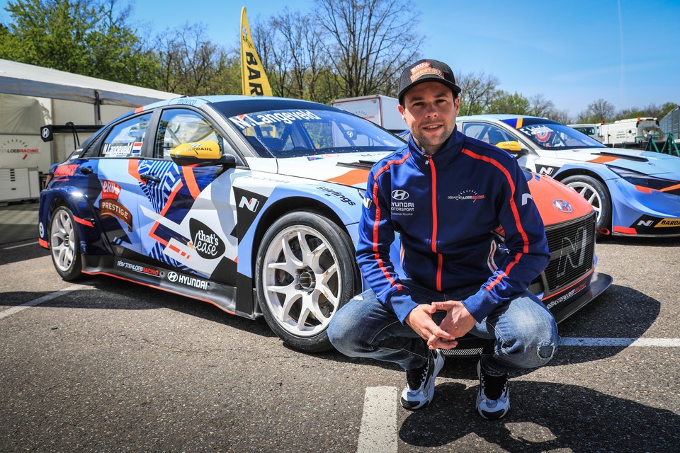 Niels Langeveld voor zijn spiksplinternieuwe Hyundai Elantra N TCR tijdens de testdag in Frankrijk met het racingteam van Sébastien Loeb.