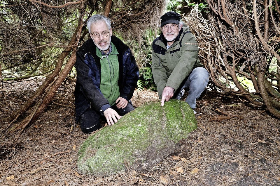 Beheerder Hans van Roon en vrijwilliger Hendrik van Houwen met de ’mysterieuze’ steen.
