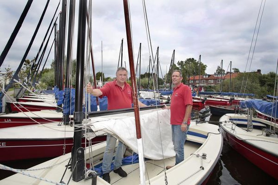 Bert Schipper en Pieter Manten van bootverhuur Manten in Loosdrecht balen van prutzomer.