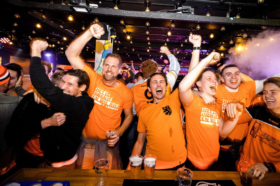 Voetbalfans juichen bij de 3-1 voor Nederland in een Eindhovens café.