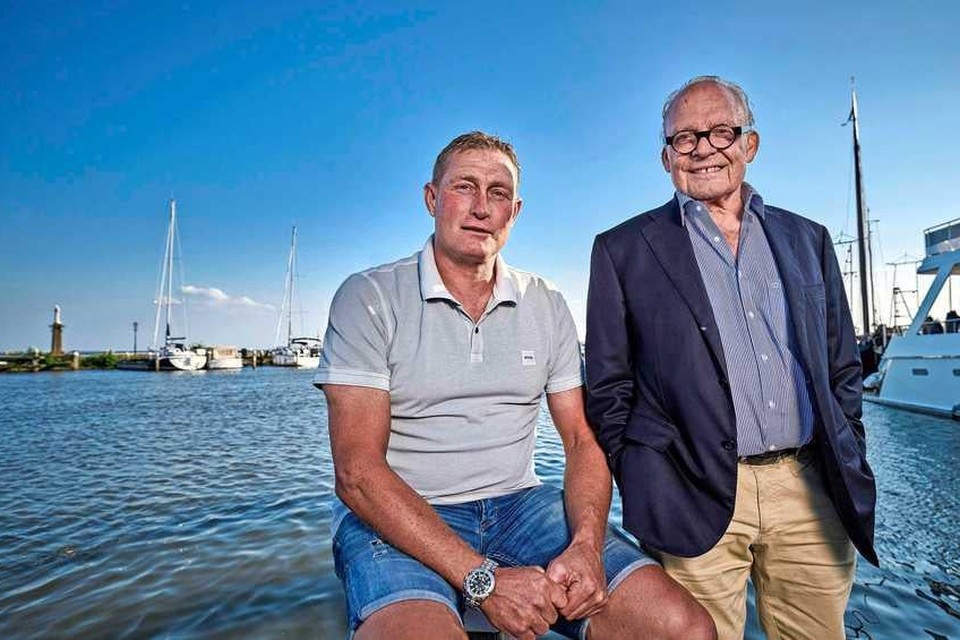 Pierre Zenden, oud tv-commentator en Michael Ruska (l.) blikken in Volendam terug op het levensverhaal van wijlen Wim Ruska, dat bol staat van succes én tragiek.