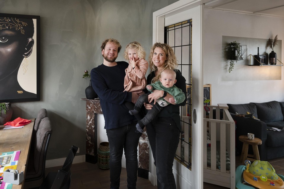 Daan Dekker met zijn gezin in hun huis in Beverwijk: ’De keuze om hier te wonen haalde me niet weg uit Haarlem, ik ben nog vaak bij familie of vrienden.’