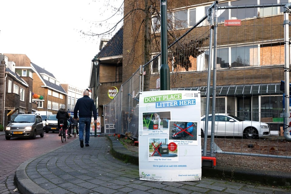 Een Engelstalig bord - om ook de expats of anderstaligen beter te bereiken - in de Herenstraat in Hilversum.