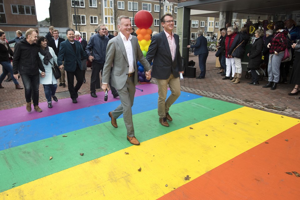Burgemeester Dales en Marc Hillebrink lopen hand in hand over de regenboog.
