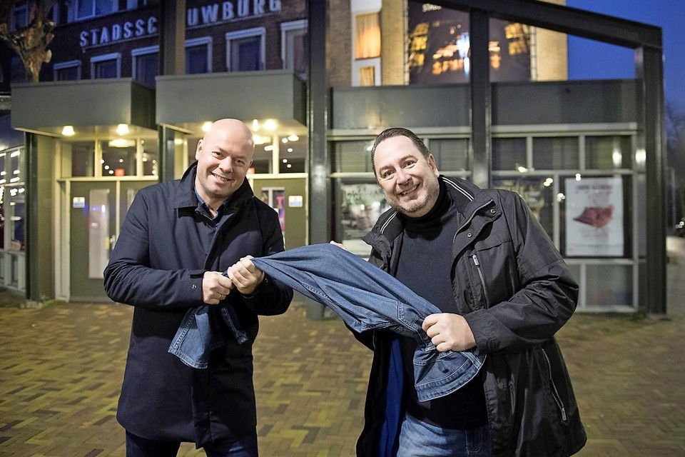 Rogier van Luyken en Marc Schultheis presenteren ’Jeans’ voor de stadsschouwburg .