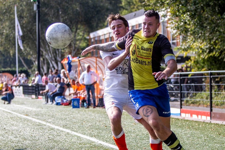 Nout van Zweeden van Bloemendaal en Schotenaar Martijn de Boer in gevecht om de bal.