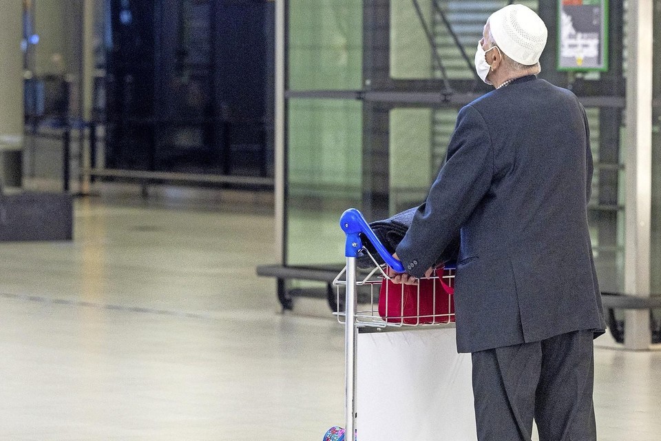 SCHIPHOL - Reizigers worden opgewacht in de ontvangsthal op luchthaven Schiphol. De Marokkaanse overheid legt vanaf middernacht een vliegverbod op voor vluchten van en naar Nederland. ANP EVERT ELZINGA