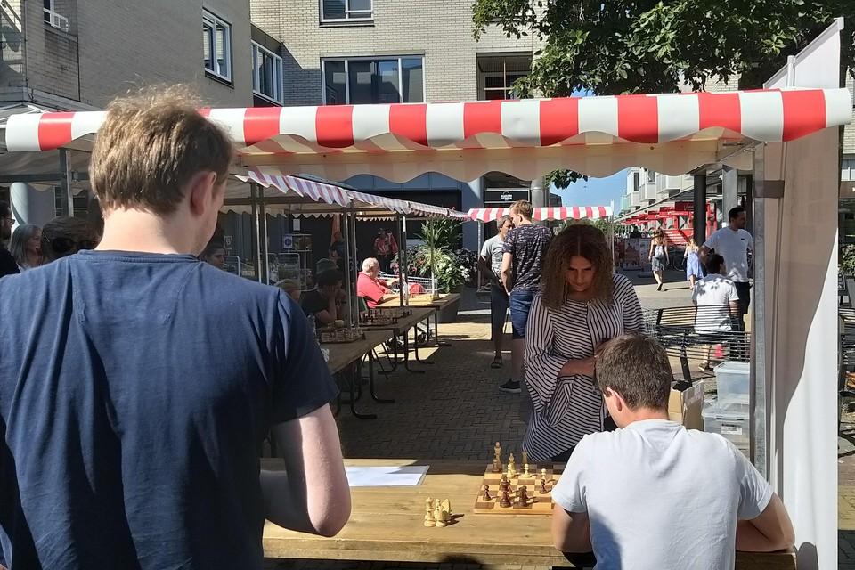 Voormalig jeugd wereldkampioen schaken Tea Lanchava gaat zaterdagmiddag van bord naar bord in Winkelcentrum Velserbroek.