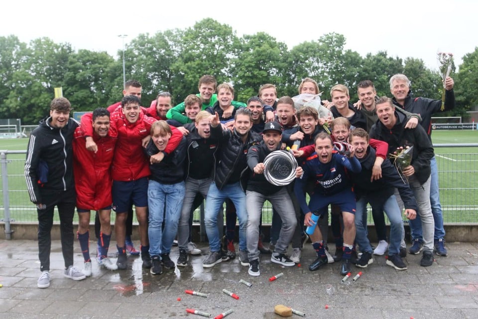 Bij DSOV in Vijfhuizen viel toch nog wat te vieren. Het tweede elftal pakte de titel.