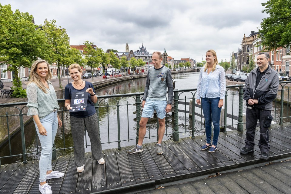 Vlnr: Initiatiefnemer Daphne Sijmonsbergen overhandigt een Gouden Hart biljet aan Annebeth Goetmakers, Niels Louter, Elise van Assema en Sadik El Helka.