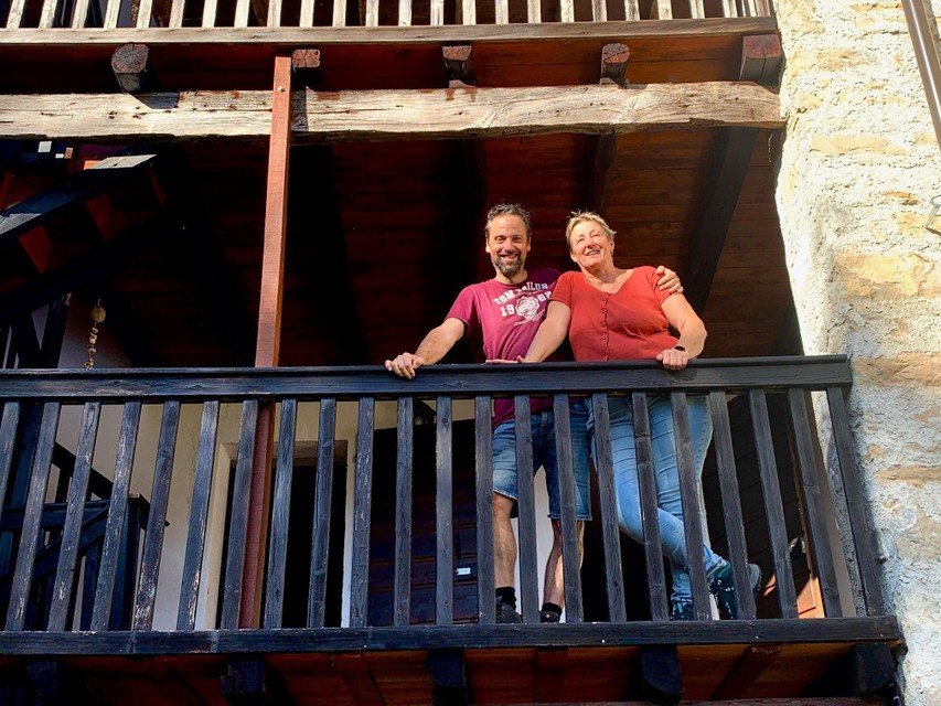 Marja en Renzo op het balkon van een van hun gastenverblijven.